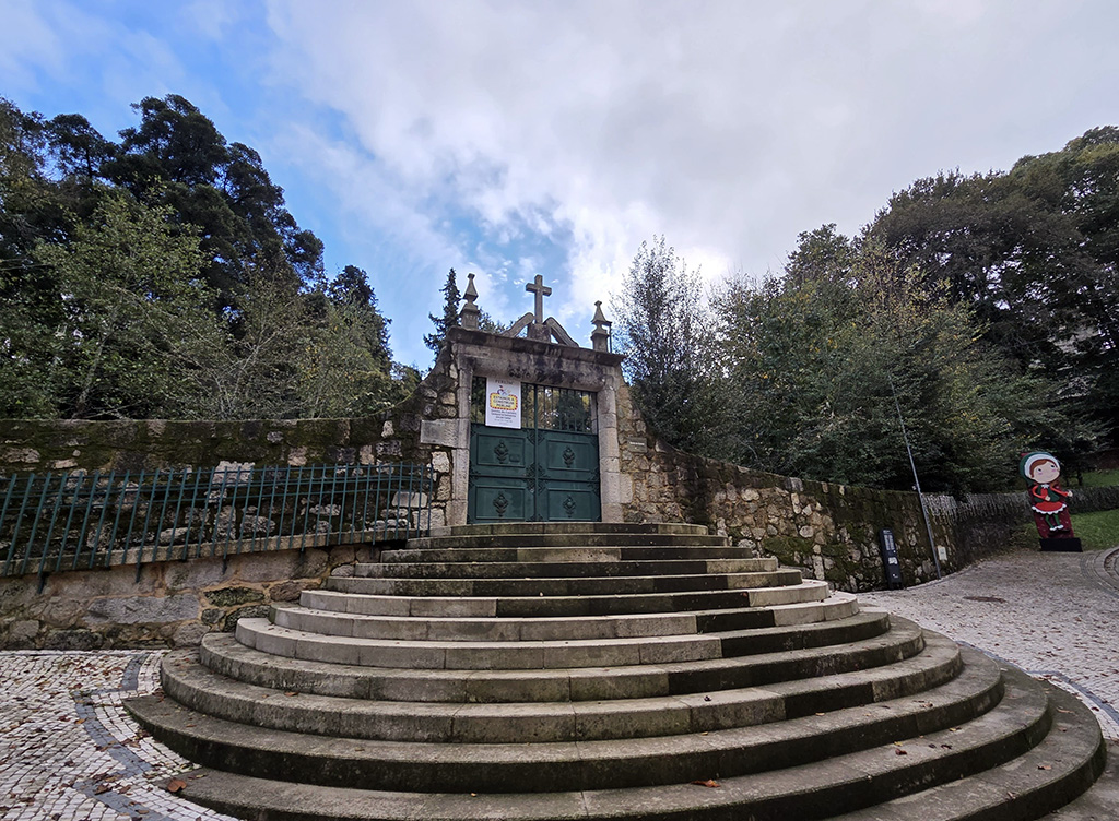 Vista de uma zona verde e patrimonial em Santa Maria da Feira